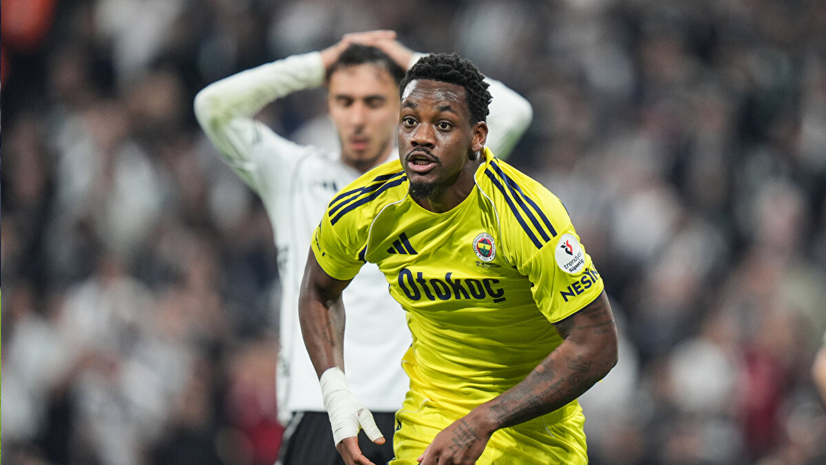 JHON DURAN GALİBİYETİ GETİRDİ<br><br>Büyük umutlarla transfer edilen fakat Benfica maçında yaşadığı sakatlık sonrası ameliyat ve uzun süre sahalardan uzak kalan Jhon Duran, derbide 3 puanı getiren isim oldu. <br>