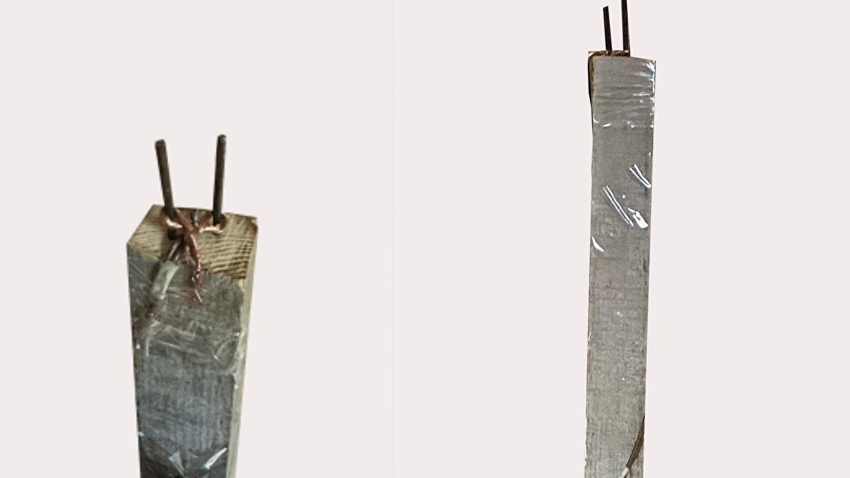 <br>Varlık Mahallesi'ndeki apartmanın 4'üncü katında oturan Serhan Kaynar, iddiaya göre, daha önce 'Bak evine molotofkokteyli atarım, yakarım' diye tehdit ettiği üst komşusu Tezcan K.'nin evinin kapısını, 7 Ekim 2024'te tiner dökerek ateşe verdi. Komşuların müdahalesiyle dairesine kaçan Serhan Kaynar, polis tarafından gözaltına alındı. Kaynar, işlemlerinin ardından sevk edildiği adliyede tutuklandı.<br><br>2 ay sonra tahliye olan Serhan Kaynar, 27 Aralık 2024'te bu kez 2 metre uzunluğundaki tahtaya çivilerle elektrikli düzenek hazırlayıp, komşusu Tezcan K.'yi evde beklemeye başladı. Saat 22.00 sıralarında gelen ve evine çıkmaya çalışan Tezcan K., bir anda kapıyı açan Serhan Kaynar'ın saldırısına uğradı. Tezcan K., elektrikli düzeneğin çivili kısmının göğsüne temasıyla akıma kapılıp, yaralandı. Tezcan K.'nin çığlıklarını duyan komşuları yardımına koştu. Serhan Kaynar, polis tarafından gözaltına alındı.