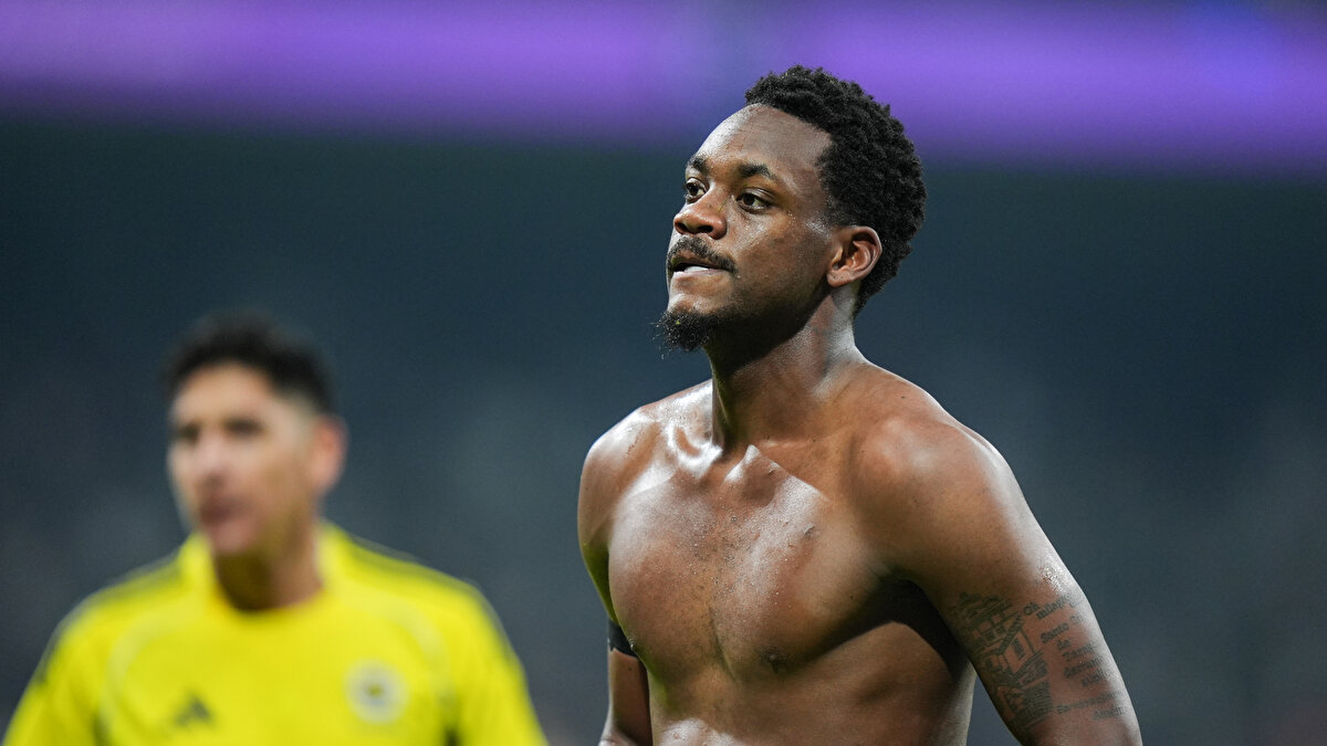 Ceza sahası içerisinde Emirhan’a yaptığı presle topu kapan ve şık bir gol atan Kolombiyalı yıldız gecenin adamı oldu.<br><br>