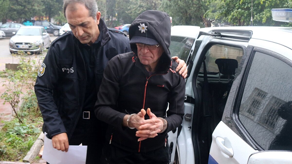 Ceza almadı<br><br>Serhan Kaynar, hem apartmanda yangın çıkardığı hem de Tezcan K.'yi öldürmeye çalıştığı için 2 ayrı mahkemede, geçen nisan ayı itibarıyla yargılanmaya başladı. Tezcan K.'nin kapısını yaktığı için 'Mala zarar verme' suçundan yargılandığı davada, bipolar bozukluğu raporu verilen Serhan Kaynar'a, bu gerekçeyle ceza verilmedi.<br><br>Tutuklu Serhan Kaynar’ın, 'Kadına karşı kasten öldürmeye teşebbüs' suçundan Antalya 4'üncü Ağır Ceza Mahkemesi’nde yargılamasına devam edildi. Bipolar bozukluk raporu verilen Kaynar'a ilişkin İstanbul Adli Tıp Kurumu'ndan talep edilen rapor doğrultusunda, akli dengesinin yerinde olduğunun belirlendiği ifade edildi.<br><br>Duruşma savcısı mütalaasında, yeni rapor doğrultusunda sanığın 'Kadına karşı kasten öldürmeye teşebbüs' suçundan cezalandırılmasını talep etti. Sanık Serhan Kaynar mütalaaya karşı çıkarak, "Öldürme kastım yoktu, korkutmak istedim, beraatimi talep ediyorum" dedi.<br><br>Mahkeme heyeti sanığın tutukluluk halinin devamına karar verip, duruşmayı erteledi.<br>