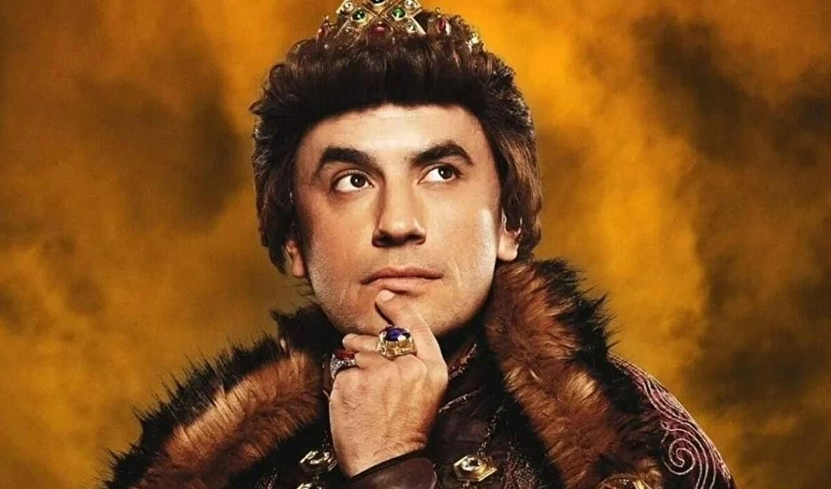 Dijital platformlarda yayınlanan ve kısa sürede geniş bir izleyici kitlesine ulaşan Prens dizisi, ilk 3 sezonuyla büyük yankı uyandırdı. Başrollerinde Giray Altınok, Ceyda Düvenci ve Derya Pınar Ak gibi isimlerin yer aldığı dizinin senaryosunu Kerem Özdoğan kaleme alıyor. İzleyiciler, başarılı yapımın 4. sezonu için sabırsızlanırken, "Prens 4. sezon ne zaman başlayacak?" ve "Prens dizisinin 4. sezon tarihi belli oldu mu?" soruları gündemdeki yerini koruyor.