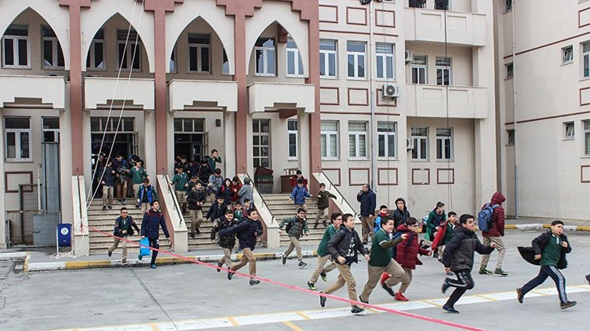 İstanbul Sismik Riskin Azaltılması ve Acil Durum Hazırlık Projesi (İSMEP) kapsamında bugüne kadar 1510 okul binası incelendi, 1432'si riskli bulunarak boşaltıldı. Bu binalardan 423'ü yeniden yapıldı, 838'i güçlendirildi.<br><br>"Afetlere karşı kapsamlı çalışma yürütülüyor"<br><br>Milli Eğitim Bakanlığı, yalnızca İstanbul'da değil, Marmara bölgesi ve Türkiye genelinde olası afetlere karşı kapsamlı farkındalık ve koordinasyon çalışmaları da yürütüyor.