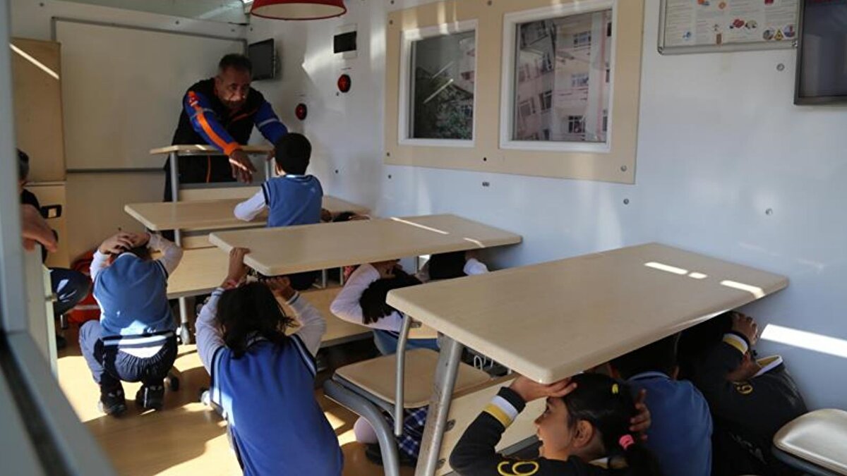 "Hazırlıklı okul, güvenli toplum"<br><br>Bakanlık yetkilileri, afet farkındalığının yalnızca tatbikat ve eğitimlerle sınırlı olmadığını, okul yöneticilerinden velilere kadar tüm paydaşların sürece aktif katılımının esas olduğunu vurguladı.<br><br>Her okulun afet anında hızlı, planlı ve güvenli şekilde hareket edebilmesi için çalışmaların kesintisiz devam ettiğini belirten yetkililer, güvenli okul, bilinçli öğrenci ve hazırlıklı toplum hedefiyle tüm eğitim kurumlarında afet farkındalığını güçlendirdiklerinin altını çizdi.