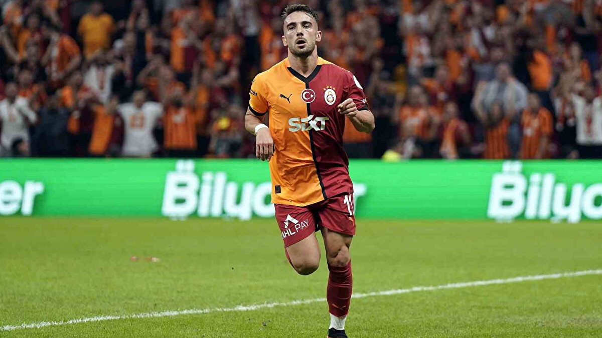 KULÜP DOKTORU YENER İNCE AÇIKLADI: 4-6 HAFTA ARASI SAHALARDAN UZAK KALACAK<br><br>Galatasaray doktoru Yener İnce: "Yunus Akgün (kasık fıtığı) ya ameliyat olup 4-6 haftada dönecek ya da ağrıları tolere edebilirse o şekilde devam edecek. Şu an performansı etkilendiği için bizimle olmayacak. İlerleyen günlerde ameliyat olup olmayacağına karar vereceğiz."