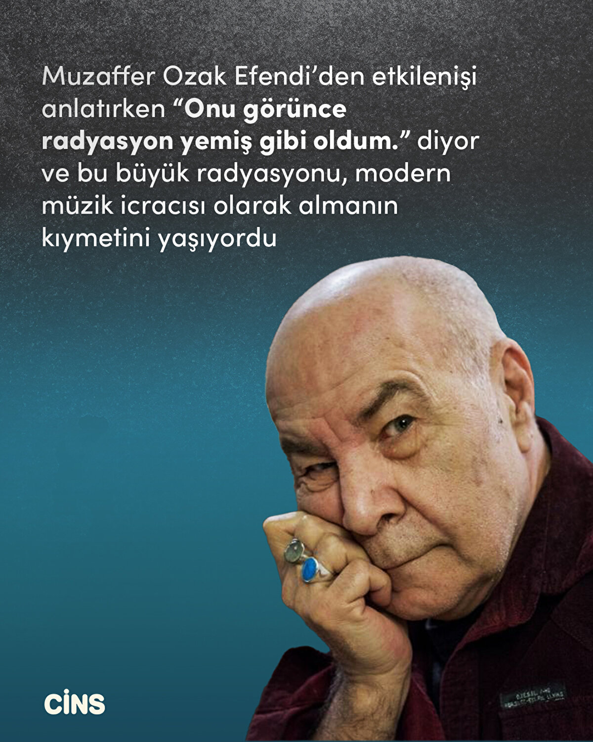 Muzaffer Ozak Efendi’den etkilenişi anlatırken “Onu görünce<br>radyasyon yemiş gibi oldum.” diyor ve bu büyük radyasyonu, modern müzik icracısı olarak almanın kıymetini yaşıyordu