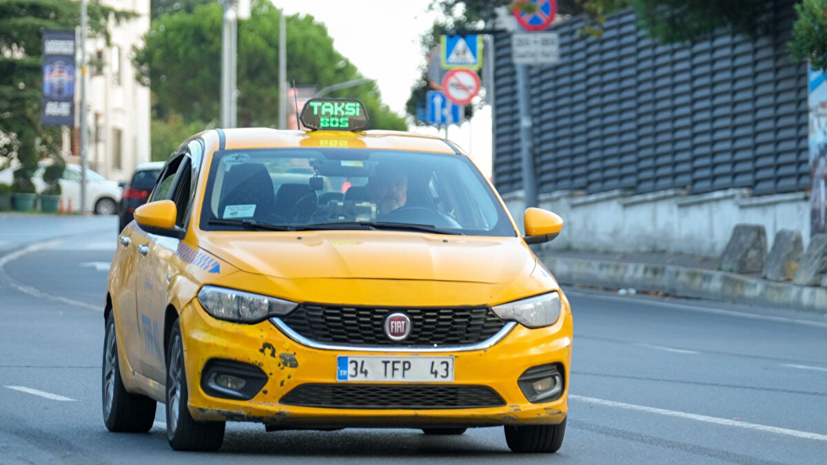 İBB Meclisi’nin 15 Mayıs 2025 tarihli kararıyla bu eğitimlerin ilk katılım bedeli 15 bin TL olarak belirlendi. Eğitim hizmeti ise İBB iştiraki UGETAM A.Ş. tarafından verilecek. 1 Kasım 2025 itibarıyla E-Tuhim sistemi üzerinden yapılacak tüm yeni başvurularda eğitim şartı aranacak.