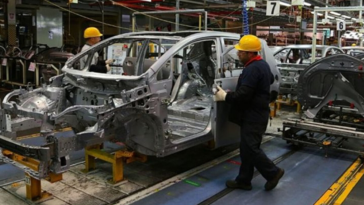 BENZİNLİ ARAÇLAR ÖNDE<br><br>Motor tipine göre satışlarda benzinli otomobiller yüzde 47,2 pay (393.399 adet) ile liderliğini sürdürdü. Hibrit araçlar yüzde 26,4 (219.729 adet) ve elektrikli otomobiller yüzde 17,8 (148.304 adet) payla ikinci ve üçüncü sırada yer aldı.<br><br>Elektrikli modellerde özellikle 160 kW üstü motor gücüne sahip araçlarda satışlar yüzde 186 artarak dikkat çekici bir büyüme gösterdi.<br><br>2025’in ilk 10 ayında otomatik şanzımanlı otomobiller yüzde 94,3 payla (785.559 adet) pazara damga vurdu. Manuel şanzımanlı araçların payı ise yalnızca yüzde 5,7 (47.823 adet) olarak kaydedildi.