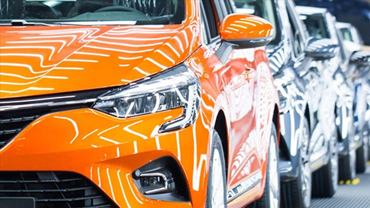 SUV MODELLER ÖNE ÇIKTI<br><br>Türkiye pazarında SUV modelleri açık ara öne çıktı. SUV otomobiller, 518 bin 550 adet satış ve yüzde 62,2 pay ile en çok tercih edilen gövde tipi oldu. SUV’ları, 188 bin 167 adetle Sedan (yüzde 22,6 pay) ve 118 bin 711 adetle Hatchback (yüzde 14,2 pay) modeller izledi.