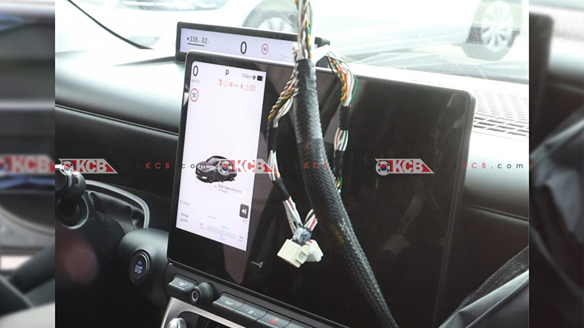 Merkez panele ek olarak direksiyonun arkasında ayrı bir sürücü ekranı bulunuyor. Hız bilgisi sürüş modları ve menzil durumu bu alanda gösteriliyor. Çift ekran yapısı gündelik akışı bölmeden bilgi dağılımını dengeliyor.