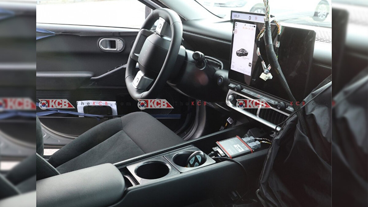 Kabindeki çizgiler eylülde görülen ön gösterimden izler taşıyor. Minimal çizgiler ince havalandırma hatları ve açık renk seçenekleri ferah bir görünüm yaratıyor. Üretim versiyonunda küçük farklılıklar olsa da genel dilin korunması bekleniyor.