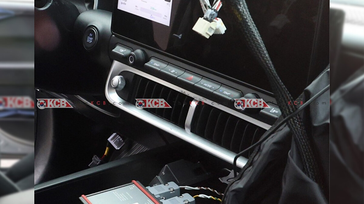 Direksiyon tasarımı güncellenmiş durumda. Çok işlevli fiziksel tuşlar ses ve gezinme gibi temel komutlara kısa yoldan erişim sağlıyor. Dokunmatik yüzey yerine basılabilir düğmeler tercih edilerek geri bildirim hissi korunuyor.