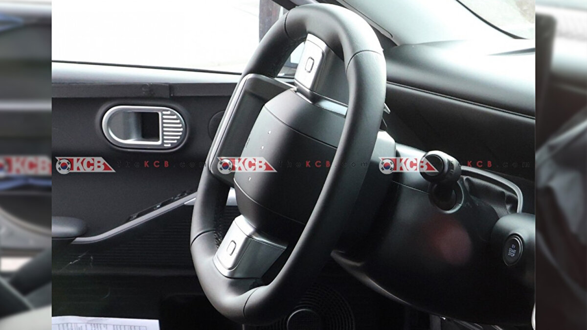 Orta konsolda tek parça büyük bir bilgi eğlence ekranı var. Dokunmatik arayüz sade menüler ve geniş kart yapısıyla kullanımı kolaylaştırıyor. Klima ve medya kısayolları ekranda üst sıralarda tutularak sürüş sırasında erişim kolaylığı hedefleniyor.