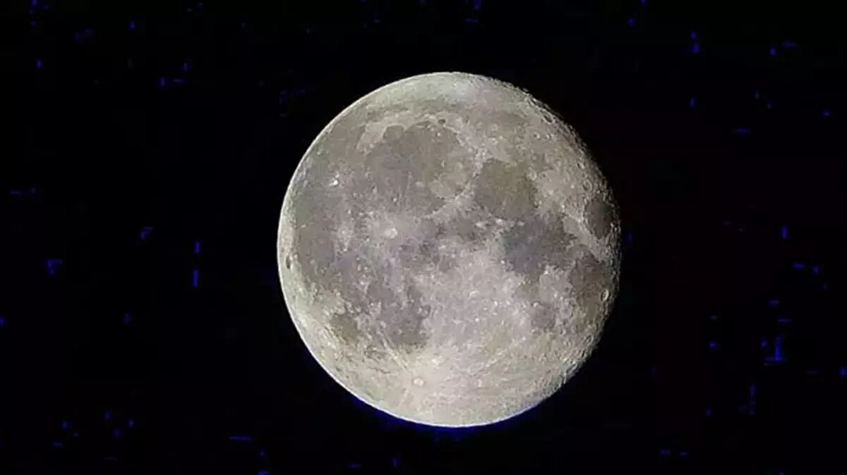 Bu hafta gökyüzü, yılın en etkileyici manzaralarından birine sahne olacak.<br>5 Kasım 2025 Çarşamba gecesi, “Kunduz Dolunayı” (Beaver Moon) aynı zamanda bir Süper Ay olarak parlayacak. Yani Ay, Dünya’ya en yakın konumdayken tamamen dolunay fazına ulaşacak.<br>Kasımdaki bu dolunay, hem 2025’in en büyük ve en parlak dolunayı, hem de 2019’dan bu yana Dünya’ya en yakın dolunay olacak.