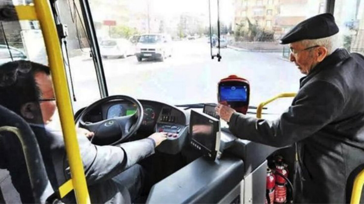 Yeni yönetmelik 1 Ocak 2026’da yürürlükte<br><br>Sözcü'nün haberine göre; 1 Ocak 2026 tarihi itibarıyla geçerli olacak ulaşım destek ödemelerine zam yapma kararı alındı. Yeni düzenlemeyle birlikte, büyükşehirlerde faaliyet gösteren araç sahiplerine aylık 7 bin 792 TL, diğer illerdeki araç sahiplerine ise 4 bin 675 TL ek destek ödemesi yapılacak. Bu artış, ücretsiz toplu taşıma hizmetini sunan araç sahiplerinin gelirlerine önemli bir katkı sağlayacak ve hizmet kalitesinin artmasına destek olacak. Aralık ayında yayımlanması planlanan yeni yönetmeliğe göre;