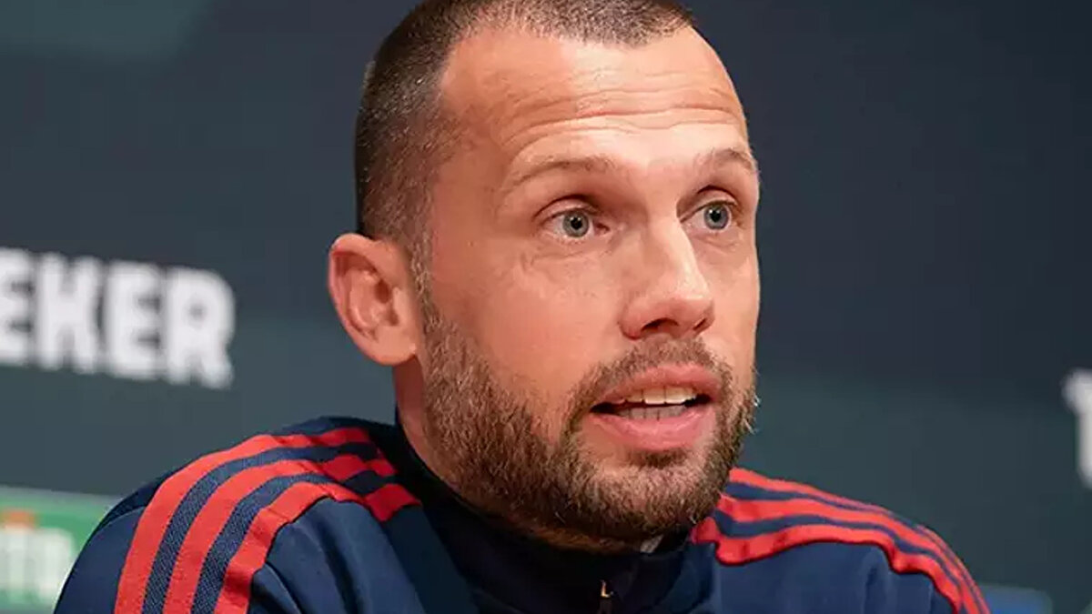 'GALATASARAY'A KARŞI BİR ŞANSIMIZ VAR DİYE HİSSEDİYORUM'<br><br>İç sahada oynayacak olmanın avantajını kullanacaklarını ifade eden 41 yaşındaki teknik adam, "Biz evimizde oynuyoruz. İyi ki de evimizde oynuyoruz. Kendi taraftarlarımız bizi çok iyi bir şekilde motive edecektir. Şu anda bir şey söylemem hiçbir şey ifade etmeyecek. Çünkü bir önceki oynadığımız maçları da göz önünde bulundurarak Galatasaray bizden daha iyi olabilir. Galatasaray'a karşı bir şansımız var diye hissediyorum" diye konuştu.