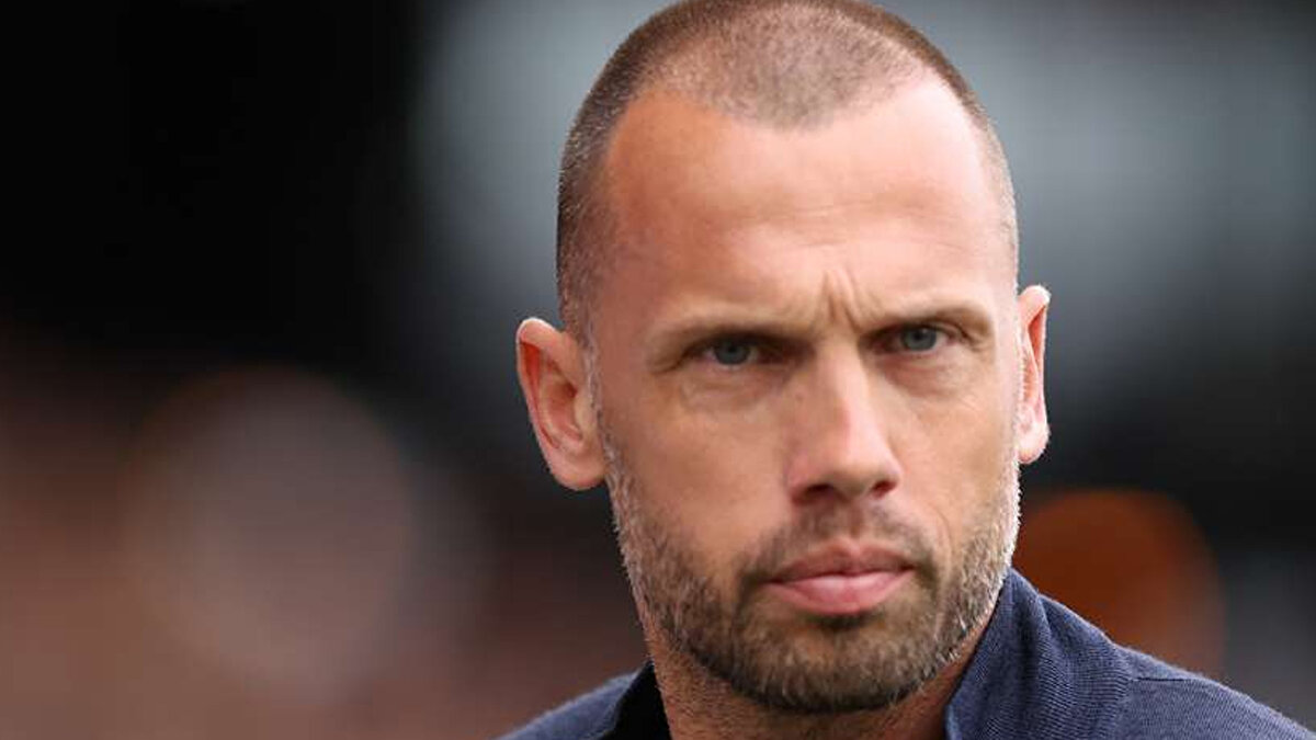 'OSIMHEN, GALATASARAY'IN EN İYİ OYUNCULARINDAN BİRİ'<br><br>Victor Osimhen'in çok iyi bir oyuncu olduğunu vurgulayan John Heitinga, sözlerine şöyle devam etti:<br><br>"Bence şu an Galatasaray'ın tam has oyuncusu oldu. En iyi oyuncularından biri diyebilirim. Kendisi çok hızlı. Bazı oyuncular uzun mesafede hızlı. Bizde de var evet ama onun hızı biraz farklı. Osimhen'e karşı iyi bir performans sergilemek için pozisyon olarak iyi durman gerekiyor."