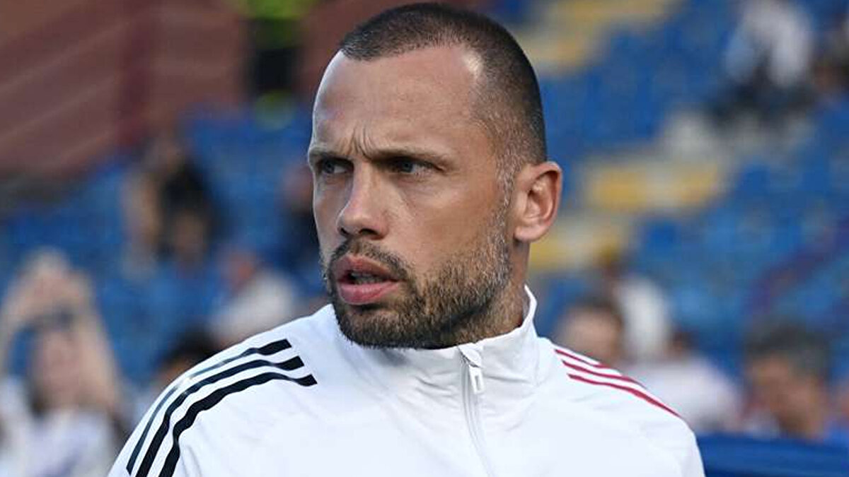 'HOLLANDA'DA GALATASARAY'I TUTAN ÇOK FAZLA TÜRK VATANDAŞI VAR'<br><br>Yarın çok güzel bir atmosferin olacağını ifade eden 41 yaşındaki teknik adam, "Evet bütün oyuncular yarın kulakçıkla oynayacak. Şaka yapıyorum tabi. Ben Türkiye'de oynadığımda, o dönemlere geri döndüğümde çok güzel günlerdi. Hollanda'da Galatasaray'ı tutan çok fazla Türk vatandaşı var. Biz yarın evimizde oynuyoruz. O yüzden bizim stadımızda çok güzel bir atmosfer olacak. Her iki taraftar da kendini verecektir. Bence iyi olan kazansın" dedi.