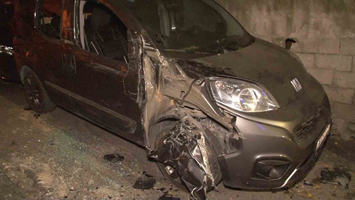 Olay, gece yarısı Eyüpsultan Alibeyköy Mahalle’sinde yaşandı. İddiaya göre sürücüsü ve yanındaki yolcu şahsın alkollü olduğu vinç kontrolsüz bir şekilde ara sokağa daldı. Binalara ve araçlara çarparak durabilen vinç, büyük bir gürültüye neden oldu. Vincin çarptığı binalarda yaşayan vatandaşlar, gürültü sonrası deprem oldu sanarak panik yaşadı. Korkuyla sokağa çıkan mahalleli gördükleri durum karşısında hemen polis ekiplerine ihbarda bulundu. Vincin çarpmasıyla 2 binada hasar meydana gelirken, 2 otomobil de kullanılamaz hale geldi.