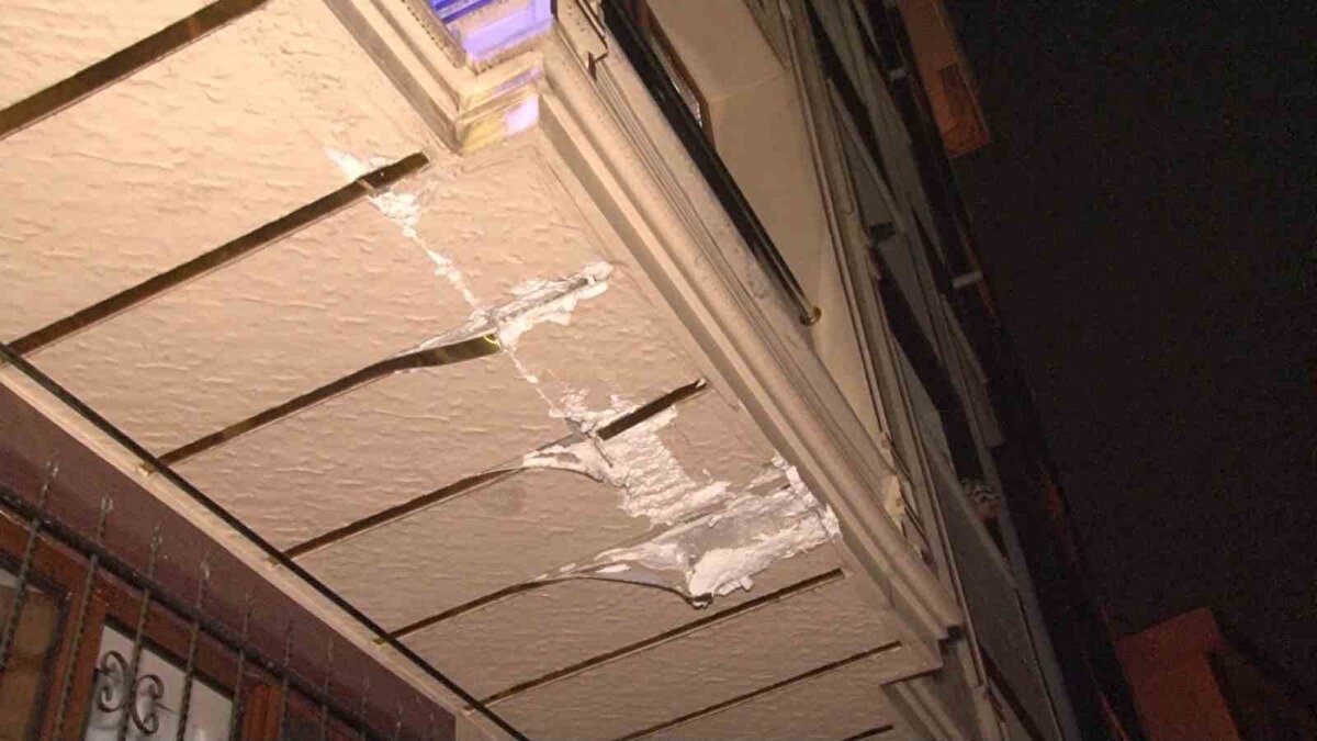 "Apartmanımız da çok ciddi şekilde hasar gördü"<br><br>Aracı zarar gören bir diğer kişi olan Yazal Kurgut Yaşasın, "Zaten bu apartmanda oturuyoruz. Üst katta balkondayken bir gürültü duydum. En arkadaki kendi arabam olmak üzere arabaları sürüklediğini gördüm. Daha da sürüklemeye ve dönmeye çalıştı ama dönemedi. Orada kaldı. Arabalarımız da mahvoldu. Apartmanımız da çok ciddi şekilde hasar gördü. Şahısları tanımıyoruz. Büyük bir vinçti. Sürücüler indikten sonra aracın içinde çok sayıda alkol şişesi görüldü. Zaten ayakta duramıyorlardı. Apartmandaki herkes deprem oldu diyerek çıktı. Çok ciddi bir sarsıntı ve gürültü oldu" şeklinde konuştu.