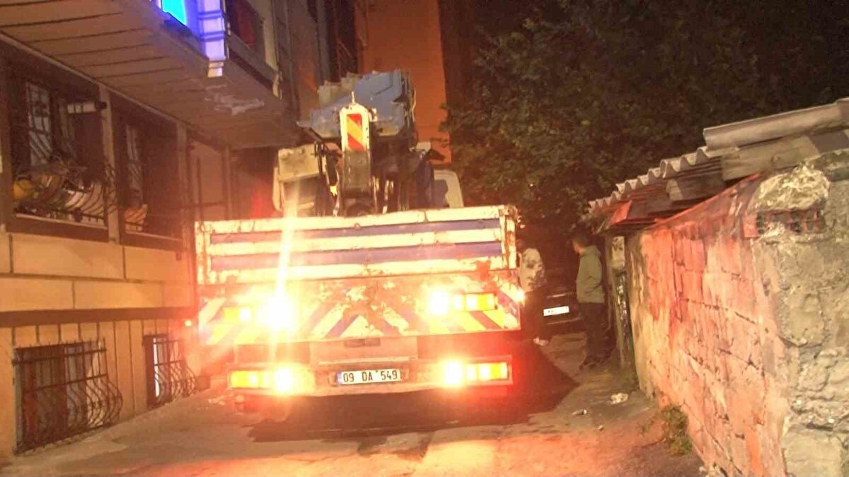 "Hepimiz bağırdık ama hiçbir şekilde durmadı"<br><br>Dairesinde otururken bulunduğu binaya vinç çarpan Varol Güzey, "Tam yatmak üzereydim. Arkadaş vinçle sokağa girdi. Bu sokaktan bu vinç geçmez diye bağırdım. Gördüğünüz üzere dar bir sokak. Arkadaş, beni hiç duymuyor. Önce bizim binaya, sonra komşunun binasına ve komşuların araçlarına vurarak gidiyor. Hepimiz bağırdık ama hiçbir şekilde durmadı. Aşağı indik. Arkadaşlar çok içmişti zil zurna sarhoştu. O anda polisi aradık. Polisler geldi ve raporları tuttu. Saat 00.00 civarında oldu. Çok gürültü oldu. Bina adeta sallandı. Deprem oldu sandım. Taksinin giremeyeceği sokağa vinçle girdiler. Davacıyız. Hepimiz zarardayız. Devletimiz bunlara cezasını versin. Çok şükür sokakta çocuklar yoktu. Korku yaşadık" ifadelerini kullandı.