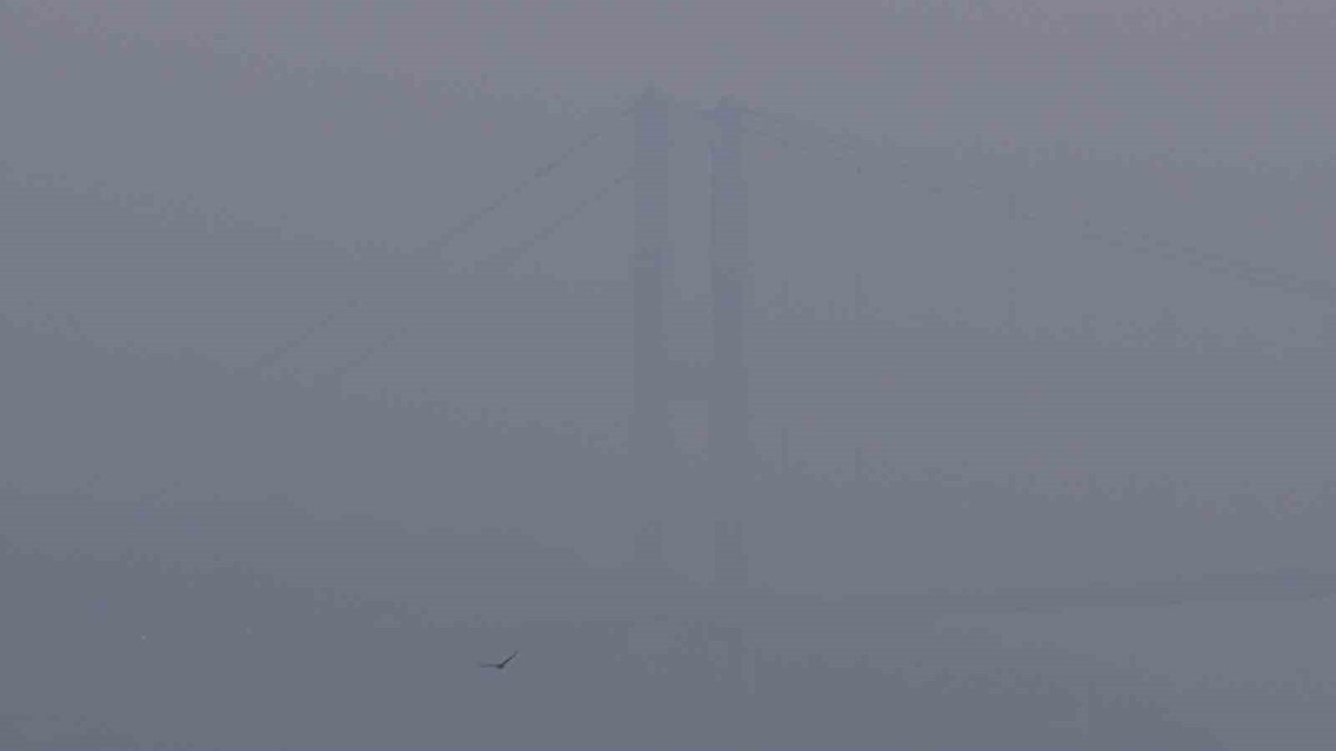 Üsküdar sahilinde Kız Kulesi ve 15 Temmuz Şehitler Köprüsü adeta sisin içinde kayboldu. Kartpostallık manzaralar oluşturan o anlar, Üsküdar sahilinde görüntülendi.