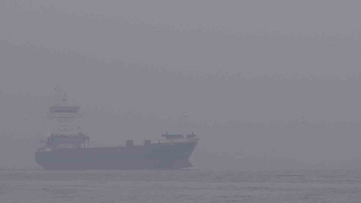 stanbul Boğazı’nda da yoğun sis nedeniyle bazı bölgelerde görüş mesafesi birkaç metreye kadar düştü