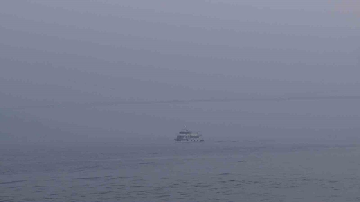 Kent genelinde hem karada hem de denizde görüş mesafesi düşerken, sürücüler trafikte yer yer zor anlar yaşadı. 