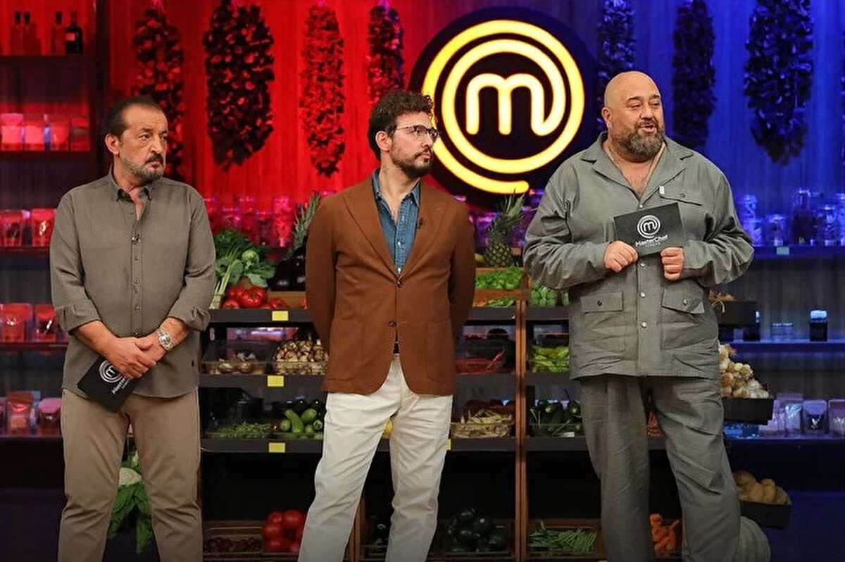 MasterChef Dokunulmazlık Oyununu Hangi Takım Kazandı?<br><br>MasterChef Türkiye'de haftanın ilk takım oyununda kırmızı ve mavi takım, zorlu bir konseptle karşı karşıya geldi. Danilo, Somer ve Mehmet Şef, iki takımdan da 9 farklı çeşitten oluşan bir 'Kahvaltı Menüsü' hazırlamalarını istedi. Verilen 45 dakikalık sürenin sonunda şefler tadım yaptı ve oy birliği ile dokunulmazlık oyununu kazanan takımı açıkladı. Gecenin galibi Kırmızı Takım oldu.