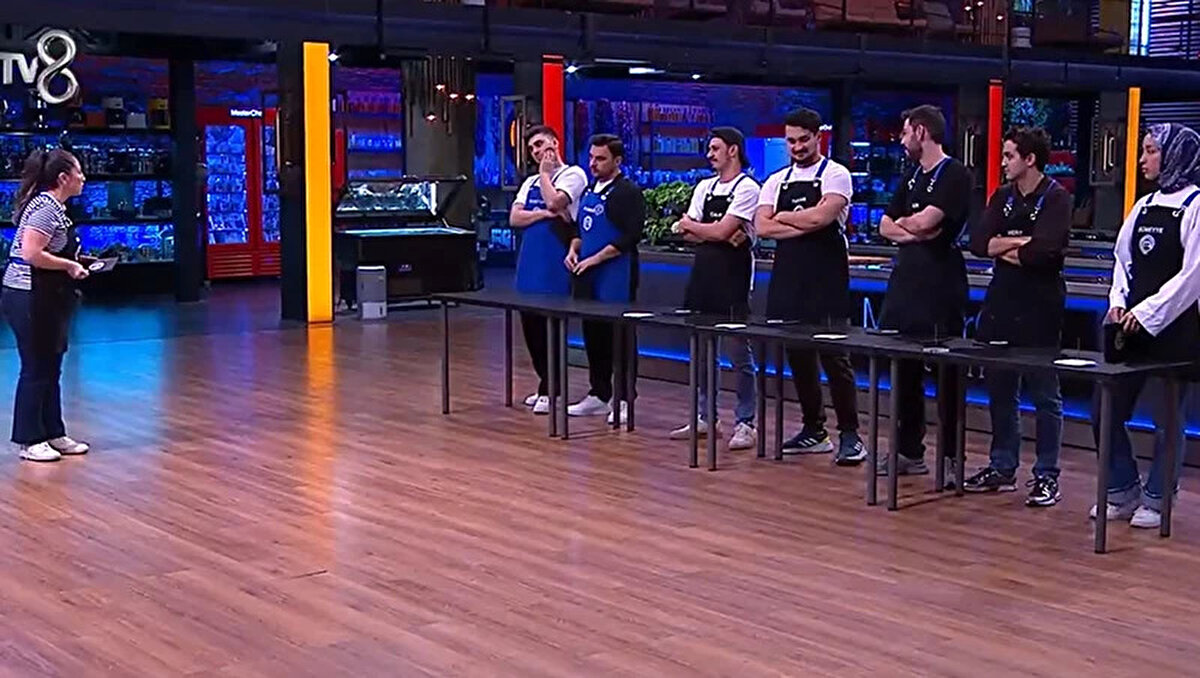 TV8 ekranlarının fenomen yarışma programı MasterChef Türkiye'de 3 Kasım 2025 Pazartesi akşamı, yeni kurulan takımlarla haftanın ilk dokunulmazlık mücadelesi yaşandı. Şeflerin 'Kahvaltı' konsepti istediği gecede nefes kesen bir mücadele sergilendi. Gecenin sonunda "MasterChef eleme adayı kim oldu?" ve "Potaya kim gitti?" soruları yanıtını buldu.<br><br>Dokunulmazlık oyununu kaybeden mavi takımda yapılan oylama sonucu Gizem ve Çağlar, haftanın ilk eleme adayları oldu.<br>