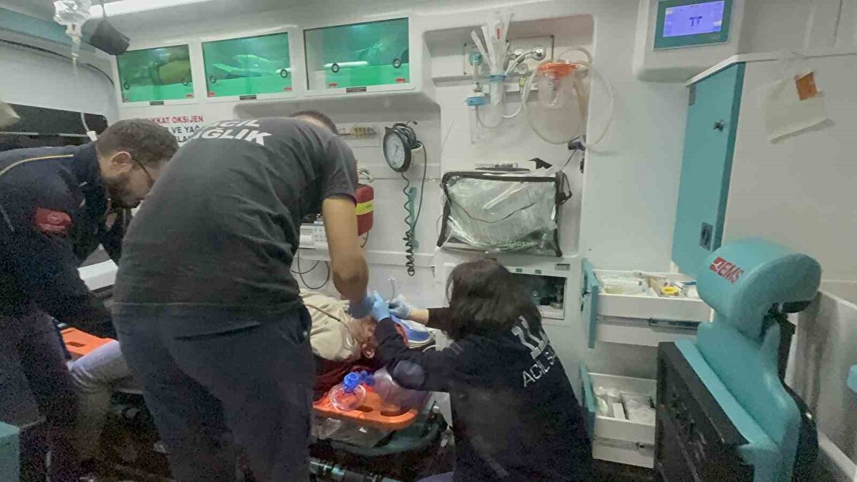 Edinilen bilgiye göre, Kemal C.A. (19) idaresindeki 55 AKV 459 plakalı motosiklet, yaya Fahrettin D.’ye (37) çarptı. Kazada, motosiklet sürücüsü Kemal C. A., motosiklette bulunan Taha B. S. (19) ile yaya Fahrettin D. yola savrularak ağır yaralandı.