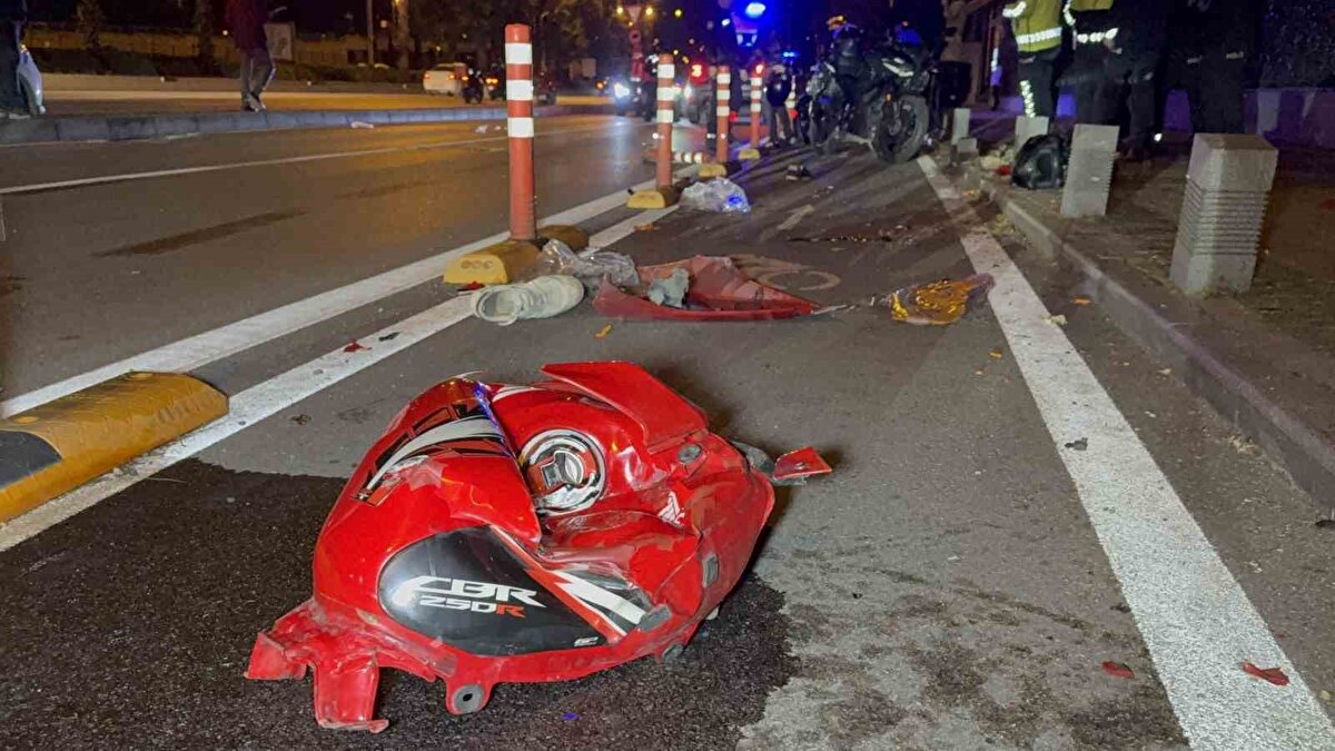Çarpmanın etkisiyle motosikletin yakıt deposu yerinden çıkıp yola savruldu ve akaryakıt çevreye yayıldı.