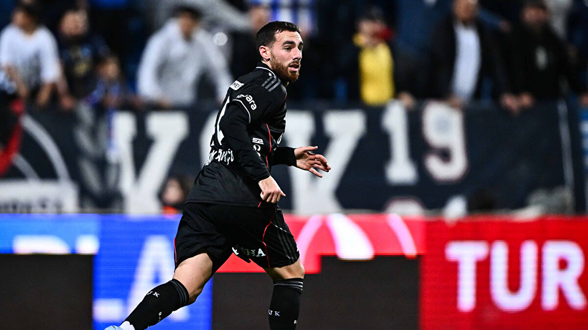 ORKUN KÖKÇÜ HELALLİK İSTEDİ<br><br>SABAH’ın haberine göre; derbi sonrasında takım arkadaşlarına konuşma yapan Kökçü, “Takım kaptanı olarak böyle bir hata yapmamalıydım. Çok üzgünüm, özür dilerim." dediği yazıldı.