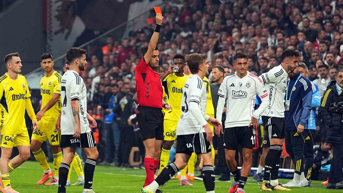 Trendyol Süper Lig’de istikrarsız bir görüntü ortaya koyan Beşiktaş, derbide 2-0 öne geçtiği Fenerbahçe karşısında 3-2 mağlup oldu ve taraftarına hayal kırıklığı yaşattı.<br>