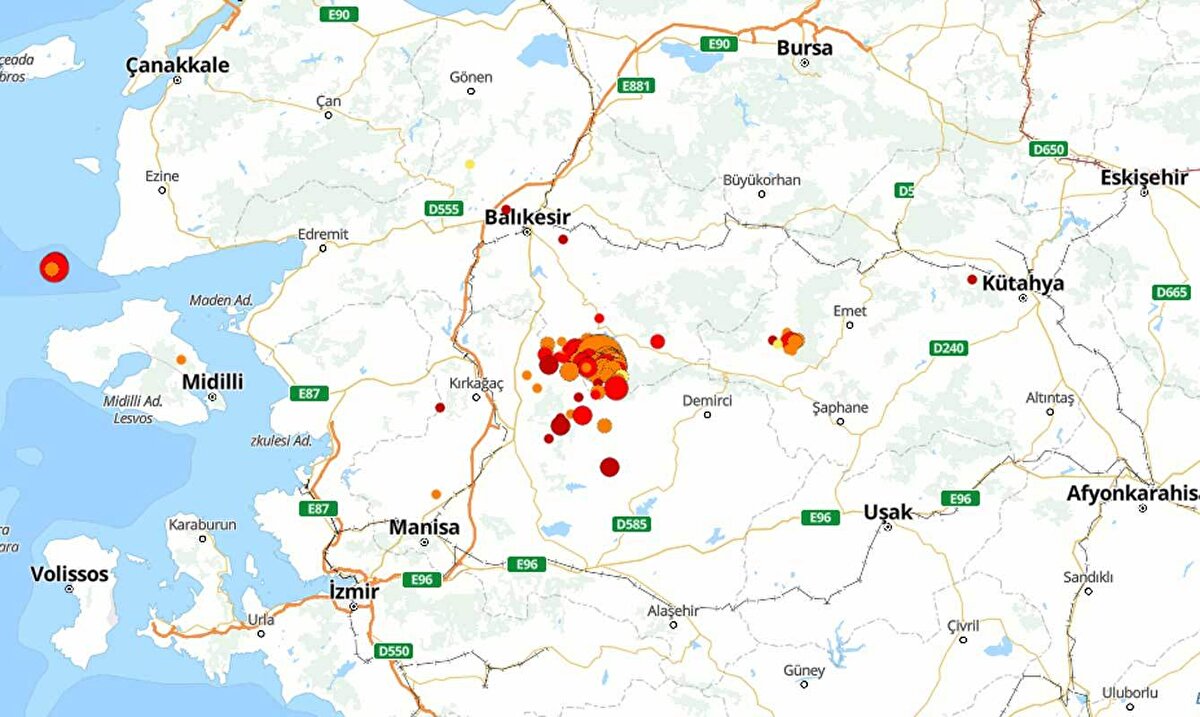 Yer bilimci Prof. Dr. Okan Tüysüz ise yaşanan sarsıntıların yön değiştirmesini “beklenmedik bir durum” olarak nitelendirdi. Tüysüz, “Artçılar genellikle ana depremin olduğu bölgede yoğunlaşır, ancak burada tam tersi bir tablo görüyoruz. Güneydeki hareketlilik dikkat çekici. Bu bölgedeki faylar biliniyor ama bu kadar aktif olduklarını doğrulayan bir veri elimizde yoktu” sözleriyle bölgenin jeolojik yapısına dair yeni incelemelerin başladığını duyurdu.