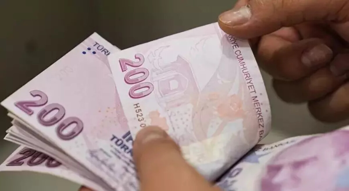 Bayram, yıl sonu enflasyon rakamlarına göre 2026 asgari ücret artışının yüzde 20 ila yüzde 30 arasında olacağını öngördü. 10 aylık gerçekleşen enflasyonun yüzde 28,63 olduğunu belirten Bayram, “Kasım ve Aralık ayları da eklendiğinde bu oran yüzde 31-32’ye ulaşabilir. Hedeflenen enflasyon yüzde 19 civarında ancak yüksek enflasyon ortamında zammın yüzde 30’u bulması mümkün” dedi.