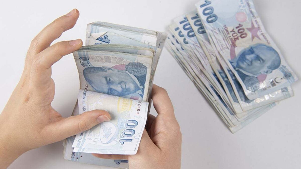 Ekonomist Bayram’ın en dikkat çeken önerilerinden biri ise “büyükşehir tazminatı” oldu. İstanbul, Ankara, İzmir gibi kentlerdeki yüksek yaşam maliyetlerine dikkat çeken Bayram, bu illerde yaşayan asgari ücretlilere ek ödeme yapılması gerektiğini savundu.