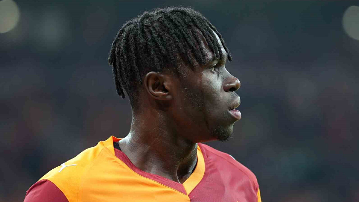 GALATASARAY'DA SINGO MÜJDESİ<br><br>Galatasaray'ın yıldızı Wilfred Singo, sakatlığını atlattı. Sağ bekte görev yapan yıldız oyuncunun Ajax maçında forma giymesi bekleniyor. 