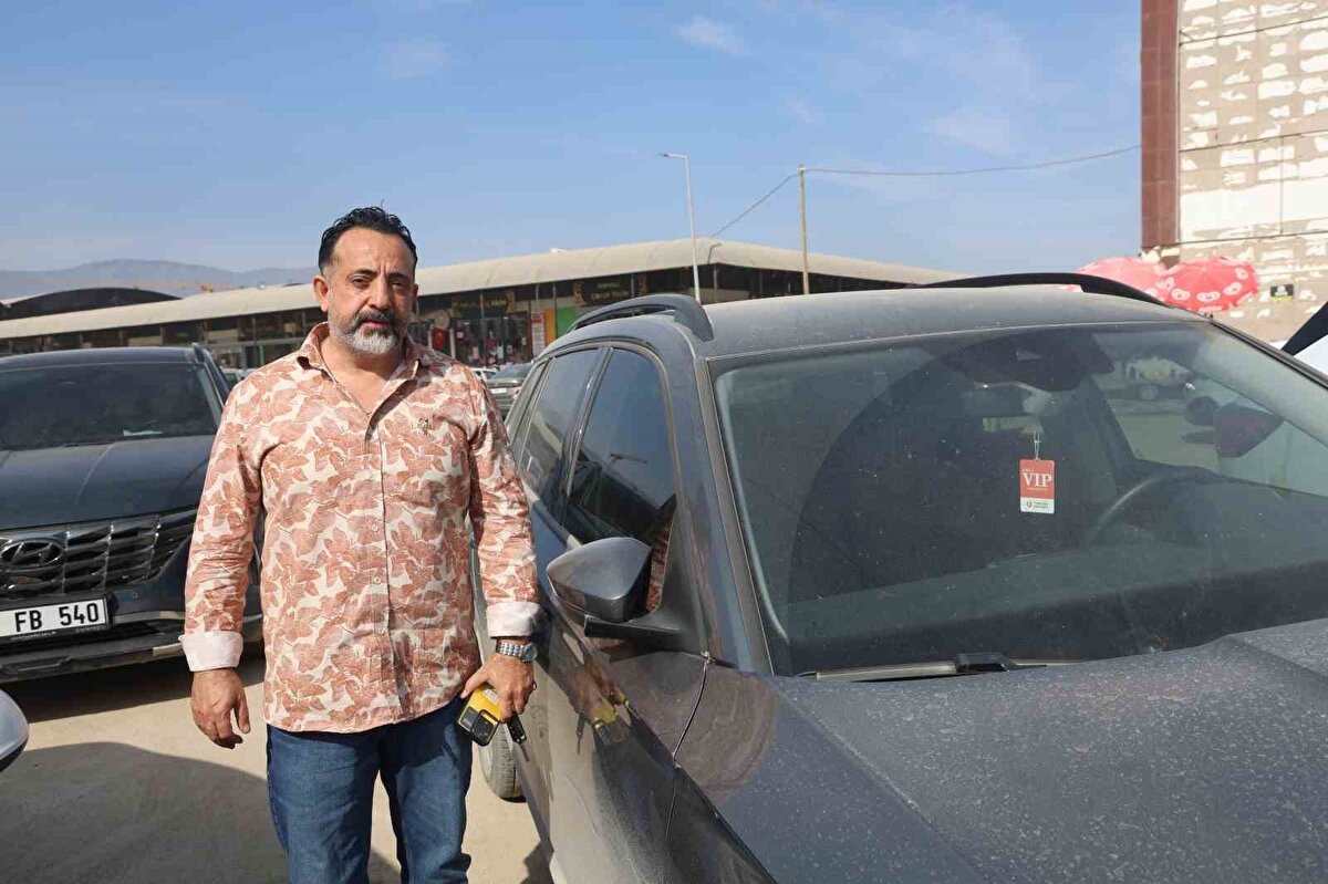 İkinci bildirimi dikkatle okuyan Alkan, dolandırıcının tuzağını fark etti. Bildirimin “alıcı sizden şu kadar para talep ediyor” ibaresini görünce durumu anladı ve işlemi iptal etti. Dolandırıcıyı arayıp tepki gösteren Alkan, “Sen bana para göndermiyorsun, benden para istiyorsun!” dediğinde karşı taraf hemen telefonu kapattı.