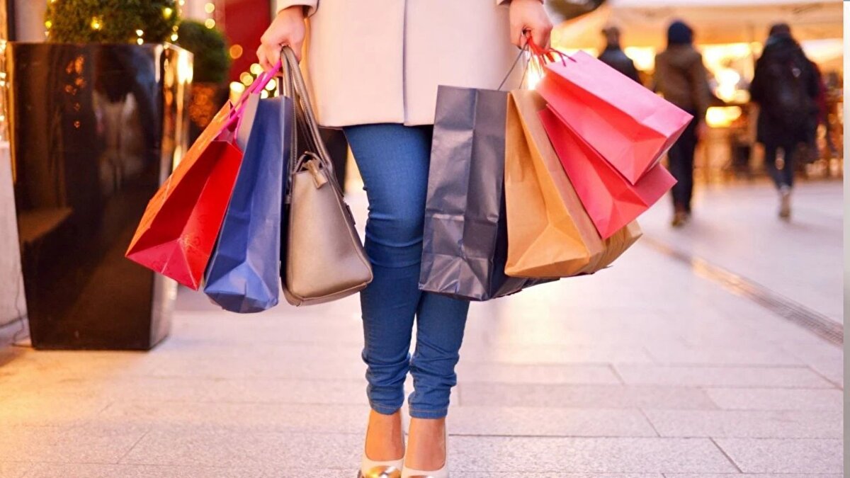 Bakanlıktan yapılan açıklamada, tüketicilerin alışveriş tercihlerini yüksek ölçüde etkileyen indirimli satış reklamlarının, Reklam Kurulunca yakından takip edildiği belirtildi.<br><br>Bu kapsamda, yılın en yoğun indirim dönemi olan kasım ayındaki kampanyalara ilişkin gerekli incelemelerin yapılacağına işaret edilen açıklamada, mevzuata aykırı olduğu tespit edilen, tüketiciyi yanıltan, gerçeğe aykırı veya aldatıcı nitelik taşıyan uygulamalara karşı idari müeyyidelerin gecikmeksizin uygulanacağı aktarıldı.