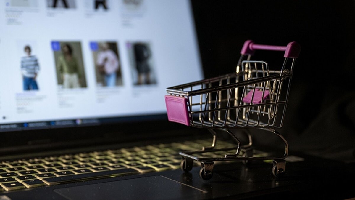 "Tüketiciler, alışveriş öncesinde gerçek ihtiyaçlarını belirlemeli"<br><br>Açıklamada, ayrıca tüketicilerin kasım ayı indirim kampanyalarında mağduriyet yaşamaması için dikkat etmesi gereken hususlara ilişkin uyarılar da yer aldı.<br><br>Tüketicilerin alışveriş öncesinde gerçek ihtiyaçlarını belirlemesi, satıcı ve sağlayıcı hakkında ön inceleme yapması gerektiğine dikkat çekilen açıklamada, şu ifadelere yer verildi: