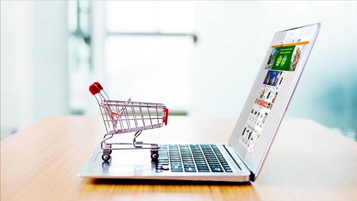 "Satın alınacak mal veya hizmeti, sunulan 'avantajlı fiyat', 'yıldızlı ürün', 'en düşük fiyat' pazarlama ifadelerinden bağımsız olarak emsalleriyle karşılaştırın. İndirim tutarına veya oranlarına dikkat edin, mal veya hizmetin değerinin çok altında satışa sunulduğu durumlarda internet sitesi adresinin ilgili satıcı veya sağlayıcıya ait olup olmadığını kontrol edin. Sosyal medya kanalları aracılığıyla yönlendirilen sayfalara karşı dikkatli olun. İnternet sitesinde SSL sertifikası, 3D Security gibi güvenlik unsurlarının bulunup bulunmadığını kontrol edin. Ödeme yapmadan önce, tüketiciye iletilmesi gereken ön bilgileri, mal veya hizmeti edinme koşullarını ayrıntılı biçimde okuyun. '1 alana 1 bedava', '3 al 2 öde' gibi koşullu satış kampanyalarında, kampanya koşulunun hangi ürünler için ve ne şartlarda geçerli olduğunu dikkatle inceleyin."