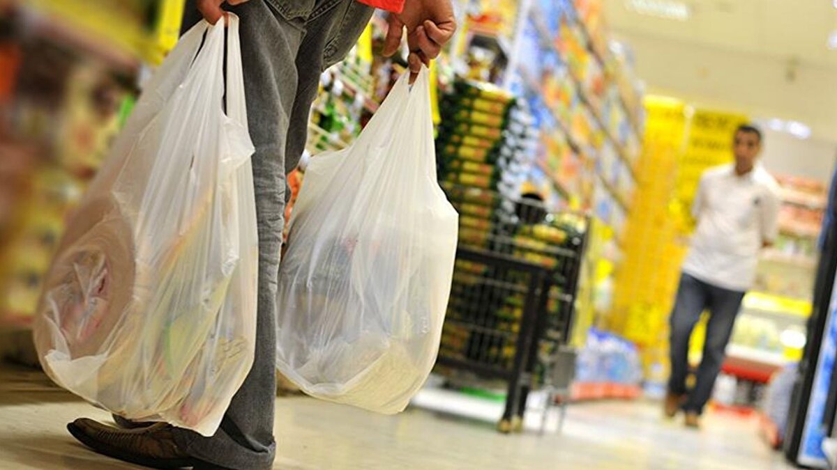 "Satıcı, indirimli satışların başlangıç ve bitiş tarihlerini açıkça belirtmeli"<br><br>İndirimli satış kampanyası düzenleyen satıcı ve sağlayıcıların da indirimli satışların başlangıç ve bitiş tarihlerini açıkça belirtmesi gerektiğine işaret edilen açıklamada, satıcıların, indirime konu ürün veya hizmetlerde tüketiciyi yanıltabilecek, gerçekte olandan daha fazla indirim yapılıyormuş izlenimi oluşturabilecek ifade ve görsellerden kaçınması uyarısında bulunuldu.<br><br>Açıklamada, fiyatın geçerliliğine ilişkin süre veya stok sınırı söz konusuysa, satıcı ve sağlayıcıların bunu reklamlarda açıkça belirtmesi gerektiğine dikkat çekilerek, şunlar kaydedildi: