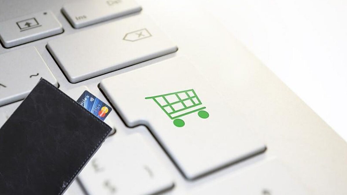 "Tüketiciye sunulan 'avantajlı fiyat', 'yıldızlı ürün', 'en düşük fiyat' gibi kampanyalarda kullanılan algoritmalara ilişkin tüketiciyi açık ve anlaşılır biçimde bilgilendirmeleri, koşullu satış kampanyalarında, bu kampanyaların hangi ürünlerde ve ne şartlarda geçerli olduğunu net şekilde ifade etmeleri gerekiyor. Bakanlık olarak tüketicilerimizin haklarının korunması, adil, dürüst ticaretin sağlanması ve piyasa dengesinin gözetilmesi amacıyla yürüttüğümüz çalışmaları kararlılıkla sürdürüyoruz. Bu doğrultuda, kasım ayında gerçekleştirilen indirim kampanyalarına yönelik tüm reklam, tanıtım ve satış faaliyetleri titizlikle takip edilecek, tüketiciyi yanıltan, gerçeğe aykırı veya aldatıcı nitelik taşıdığı tespit edilen her türlü uygulamaya karşı gerekli idari müeyyideler, Reklam Kurulu tarafından gecikmeksizin uygulanacak."