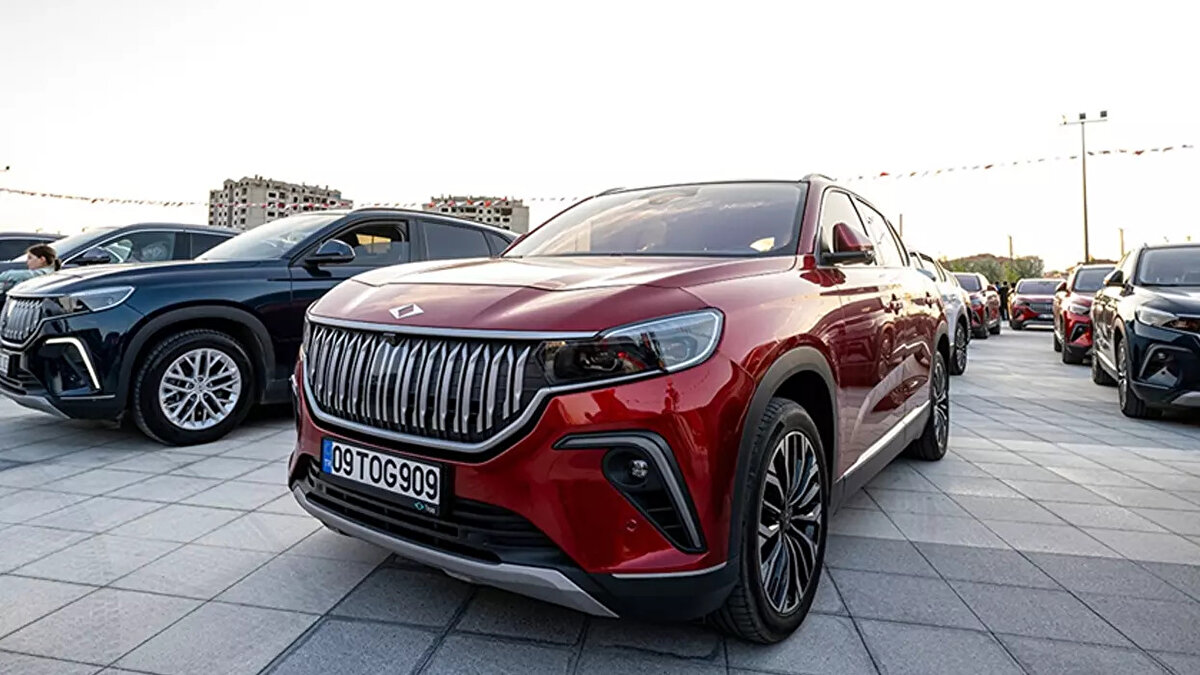 Aynı dönemde Tesla 1.664 adetle birinci sırayı alırken, Togg’un SUV modeli T10X ise 1.061 satışla üçüncü sırada yer aldı.<br><br>T10F, 28 dakikada %80 hızlı şarj özelliği, bağımsız Euro NCAP testlerinden aldığı 5 yıldız ve akıllı adaptif hız sabitleyici, şerit takip sistemi, kör nokta asistanı gibi gelişmiş güvenlik teknolojileriyle dikkat çekiyor.