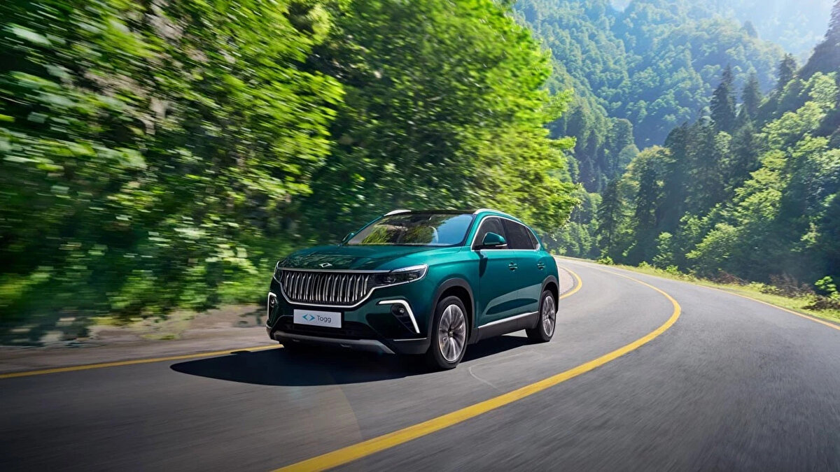 Yeni Sedan T10F Satışlarda İkinci Sıraya Yükseldi<br><br>Kampanyanın yıldızlarından olan Togg’un yeni sedan modeli T10F, kısa sürede pazarda güçlü bir yer edindi. Eylül ayında satışa çıkan T10F, Otomotiv Distribütörleri ve Mobilite Derneği (ODMD) verilerine göre ay içinde 1.194 adet satışla Türkiye’de en çok satılan ikinci elektrikli otomobil oldu.