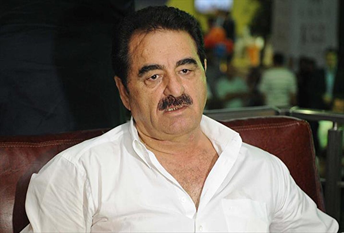 Geçtiğimiz aylarda baba-oğul arasındaki gerginlik tırmanmış, İbrahim Tatlıses oğlu Ahmet Tatlıses’in tehdit içerikli davranışlarda bulunduğu gerekçesiyle mahkemeye başvurmuştu. İzmir 2. Aile Mahkemesi, başvuru sonucunda Ahmet Tatlıses hakkında uzaklaştırma kararı vermiş ve kendisine elektronik kelepçe takılmasına hükmetmişti. Karara göre Ahmet Tatlıses, babasına 3 kilometreden fazla yaklaşamayacak.