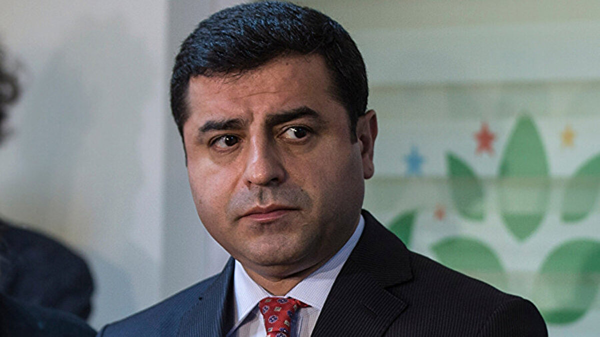 Eski HDP Eş Genel Başkanı Selahattin Demirtaş hakkında Avrupa İnsan Hakları Mahkemesi’nin (AİHM) verdiği karar sonrası gözler tahliye sürecine çevrildi. AİHM’in Türkiye tarafından yapılan itirazı reddetmesinin ardından Demirtaş’ın avukatları, resmi olarak tahliye başvurusunda bulundu. Sürecin nasıl ilerleyeceği merak edilirken, mahkemenin vereceği karar bekleniyor.