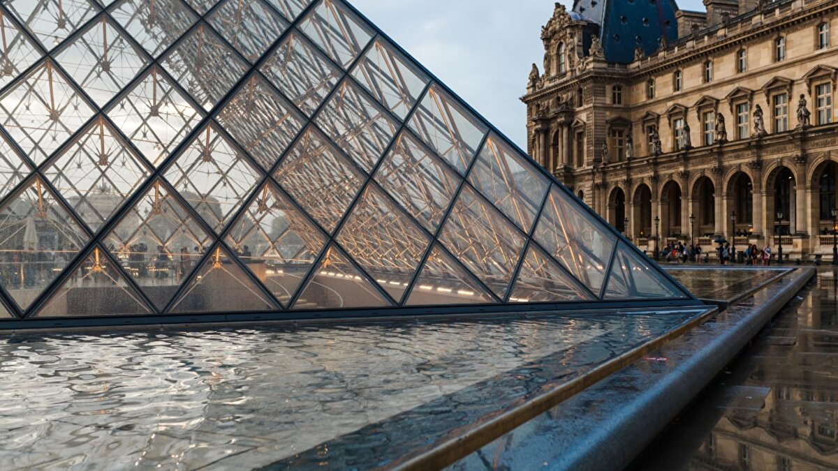 Olay, 20 Ekim sabahı müzenin Seine Nehri’ne bakan cephesine ters park eden bir forkliftin yardımıyla gerçekleşti. İki kişi, Louvre’un en değerli hazinelerini barındıran Apollo Galerisi’ne girerek birkaç dakika içinde vitrinleri spiral taşlarla kesti. Değeri 88 milyon euroyu bulan mücevherleri alan soyguncular, dışarıda bekleyen scooter’larla kaçtı.<br><br>Olay anında güvenlik kameralarının görüntüleri bulanık ve eksik çıktı. Soruşturma kapsamında polis, 25 ve 29 Ekim’de düzenlenen iki operasyonla yedi kişiyi gözaltına aldı. Dördü “örgütlü hırsızlık” ve “suç örgütü kurmak” suçlamalarıyla tutuklandı, üç kişi ise serbest bırakıldı. Ana şüpheliler, daha önce 2015’te hırsızlıktan sabıka kaydı bulunan 37 yaşındaki iki erkek olarak açıklandı.