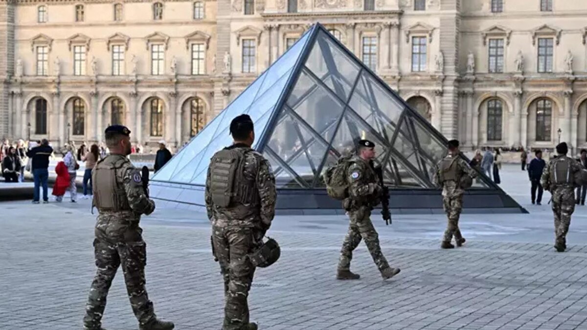 Libération gazetesinin ulaştığı 2014 tarihli belgelere göre, müzenin video izleme sunucusuna erişmek için girilmesi gereken şifre “LOUVRE” . Ulusal Siber Güvenlik Ajansı’nın (ANSSI) o dönemde hazırladığı bir raporda ise şu uyarı yer alıyordu: “Louvre’un ağını kontrol eden biri, sanat eserlerinin çalınmasını kolaylaştırabilir.”