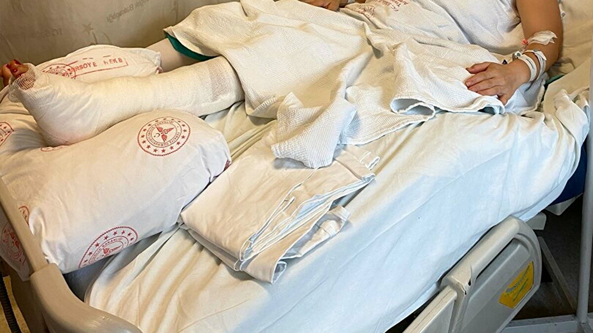 Olaya ilişkin çalışma başlatan Menemen İlçe Emniyet Müdürlüğü ekipleri, Hamit Göksel Yılmaz'ı aynı gün yakalayıp, gözaltına alındı. Emniyetteki işlemlerinin ardından önceki gün adliyeye sevk edilen Hamit Göksel Yılmaz, çıkarıldığı mahkemece tutuklandı.<br><br>2010 yılında evlenen çiftin geçen yıl boşandıkları öğrenildi. Ekiz’in evlilikleri süresince gördüğü şiddet nedeniyle 8 kez şikayetçi olduğu, Yılmaz’ın 'Kasten yaralama', 'Mala zarar verme', 'Tehdit', 'Hakaret', 'Huzur ve sükunu bozma', 'Çocuğun cinsel istismarı' gibi suçlardan toplam 13 kaydının bulunduğu belirtildi.<br>